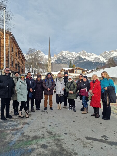 Die Lehrer aus Italien mit Direktor Francesco D’Amato (Mitte links) sowie die Lehrerinnen der VS Maria Alm mit Direktorin Susanne Clementschitsch (Mitte rechts).